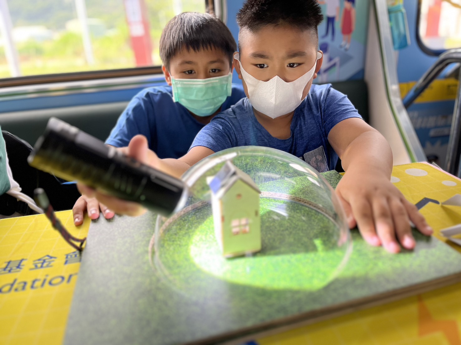 DB真人旗舰參與基礎科學主題車廂，以STEAM教學精神，設計「逐日科學家」、「太陽能工程師」以及「淨零建築師」三大能源科普課程和實驗